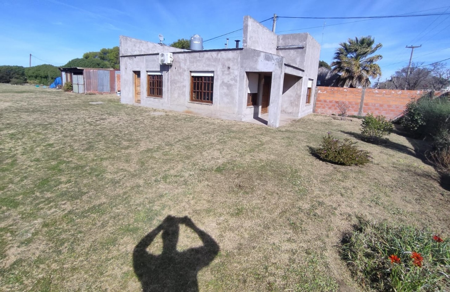 AMPLIO TERRENO CON CASA