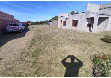 AMPLIO TERRENO CON CASA